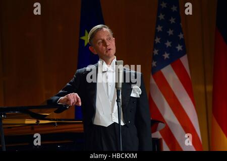 Berlin, Allemagne. 5 déc, 2016. Singer Max Raabe effectue après Secrétaire d'Etat américain John Kerry a reçu l'ordre de mérite du gouvernement allemand au cours d'une cérémonie le 5 décembre 2016 à Berlin, Allemagne. Credit : Planetpix/Alamy Live News Banque D'Images