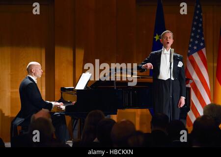 Berlin, Allemagne. 5 déc, 2016. Singer Max Raabe effectue après Secrétaire d'Etat américain John Kerry a reçu l'ordre de mérite du gouvernement allemand au cours d'une cérémonie le 5 décembre 2016 à Berlin, Allemagne. Credit : Planetpix/Alamy Live News Banque D'Images