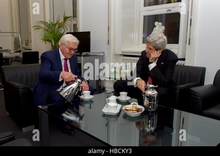 Berlin, Allemagne. 5 déc, 2016. La secrétaire d'Etat John Kerry rejoint le Ministre allemand des affaires étrangères, Frank-Walter Steinmeier pour café avant d'attribution cérémonie lui l'Ordre du Mérite au Ministère allemand des affaires étrangères le 5 décembre 2016 à Berlin, Allemagne. Credit : Planetpix/Alamy Live News Banque D'Images