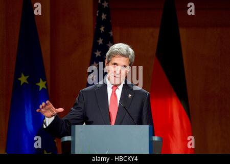 Berlin, Allemagne. 5 déc, 2016. La secrétaire d'Etat John Kerry parle après avoir été présent l'Ordre du mérite par le Gouvernement allemand au cours d'une cérémonie au Ministère des affaires étrangères le 5 décembre 2016 à Berlin, Allemagne. Credit : Planetpix/Alamy Live News Banque D'Images