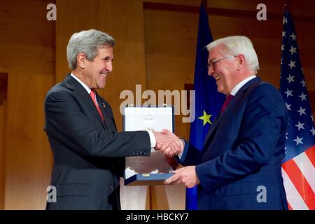 Berlin, Allemagne. 5 déc, 2016. La secrétaire d'État John Kerry a présenté l'Ordre du mérite par le Ministre allemand des affaires étrangères, Frank-Walter Steinmeier lors d'une cérémonie au Ministère allemand des affaires étrangères le 5 décembre 2016 à Berlin, Allemagne. Credit : Planetpix/Alamy Live News Banque D'Images