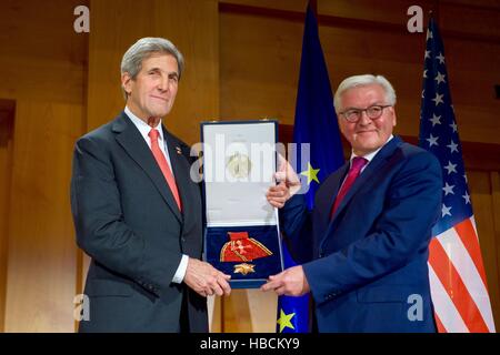 Berlin, Allemagne. 5 déc, 2016. La secrétaire d'État John Kerry a présenté l'Ordre du mérite par le Ministre allemand des affaires étrangères, Frank-Walter Steinmeier lors d'une cérémonie au Ministère allemand des affaires étrangères le 5 décembre 2016 à Berlin, Allemagne. Credit : Planetpix/Alamy Live News Banque D'Images