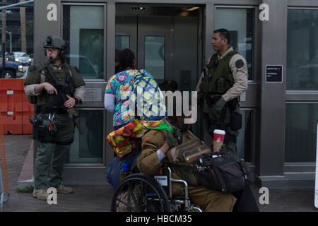 Los Angeles, USA. 6e décembre 2016. Los Angeles Sheriff sécurité accrue après une menace de faire exploser la Prestation universelle pour la ville, la station de métro a été appelé. Credit : Chester Brown/Alamy Live News Banque D'Images