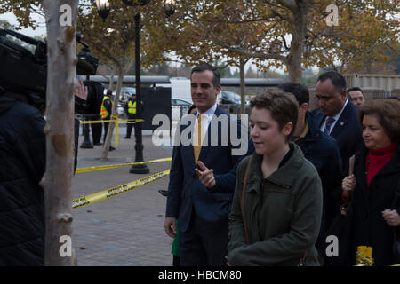 Los Angeles, USA. 6e décembre 2016. Los Angeles Mayor Eric Garcetti chevauche la ligne de métro rouge après Los Angeles Sheriff accroissement de la sécurité dans le métro et réseau ferroviaire de Los Angeles après une menace a été appelé. Credit : Chester Brown/Alamy Live News Banque D'Images