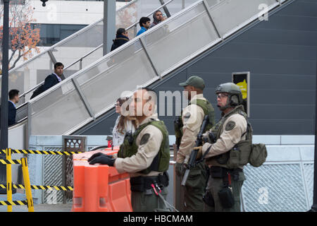 Los Angeles, USA. 6 Décembre, 2016. Los Angeles Sheriff sécurité accrue après une menace de faire exploser la Prestation universelle pour la ville, la station de métro a été appelé. Credit : Chester Brown/Alamy Live News Banque D'Images