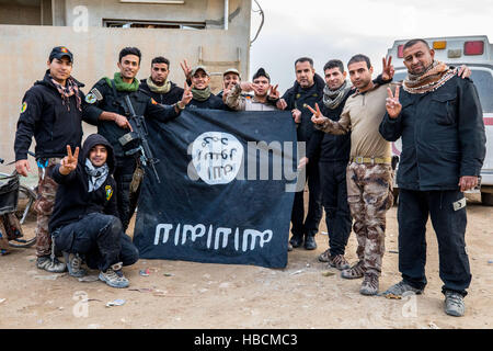 Gogjali, Ninive, Province de l'Irak. 5 déc, 2016. Les membres des forces spéciales irakiennes célébrer la capture de drapeau d'ISIS prises ce jour dans l'est de Mossoul. © Gabriel Romero/ZUMA/Alamy Fil Live News Banque D'Images