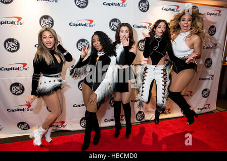 Saint Paul, USA. 5 Décembre, 2016. (L-R) les artistes musicaux Ally Brooke, Kordei Normani Hamilton, Lauren Jauregui, Camila Cabello et Dinah Jane Hansen de music group cinquième harmonie sur le tapis rouge pour Jingle Ball 2016 au Xcel Energy Center © la photo Banque D'Images