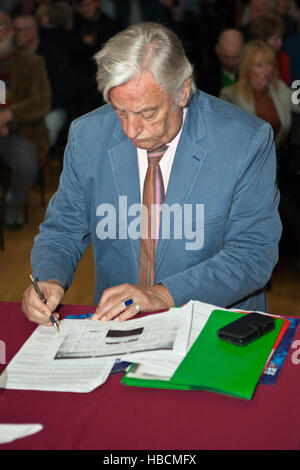 Belfast, Royaume-Uni. 6e décembre 2016. Avocat Michael Mansfield QC. M. Mansfield a prononcé le memorial lecture à l'Université St Mary's College sur la Falls Road. Il a parlé de nouvelles informations relatives à l'attentat de 1971 de McGurk's Bar Belfast, Royaume-Uni. Credit : Bonzo/Alamy Live News Banque D'Images