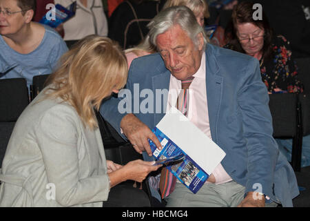 Belfast, Royaume-Uni. 6e décembre 2016. Avocat Michael Mansfield QC (R) en discussion avec un collègue avant M. Mansfield a prononcé le memorial lecture à l'Université St Mary's College sur la Falls Road. Il a parlé de nouvelles informations relatives à l'attentat de 1971 de McGurk's Bar Belfast, Royaume-Uni. Credit : Bonzo/Alamy Live News Banque D'Images