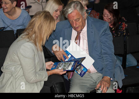 Belfast, Royaume-Uni. 6e décembre 2016. Avocat Michael Mansfield QC (R) en discussion avec un collègue avant M. Mansfield a prononcé le memorial lecture à l'Université St Mary's College sur la Falls Road. Il a parlé de nouvelles informations relatives à l'attentat de 1971 de McGurk's Bar Belfast, Royaume-Uni. Credit : Bonzo/Alamy Live News Banque D'Images