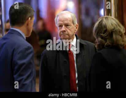 New York, USA. 6 Décembre, 2016. New York USA. 5 Décembre, 2016. Le Conseiller pour la sécurité nationale, à l'ex-président des États-Unis Ronald Reagan Robert Carl 'bud' McFarlane les pourparlers avec l'armée des États-Unis à la retraite, le général Michael T. Flynn dans le hall de Trump Tower de New York. Le président élu américain Donald Trump est toujours la tenue des réunions à l'étage au Trump Tower alors qu'il continue à remplir des postes clés dans sa nouvelle administration. Credit : MediaPunch Inc/Alamy Live News Banque D'Images