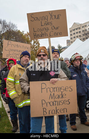 Au Michigan, aux États-Unis. 6 Décembre, 2016. Pompiers et policiers rally à la Michigan State Capitol pour protester contre des projets de loi à la Michigan sous contrôle républicain canard boiteux législature qui serait réduire l'état de santé des employés et des retraités. Pendant le rallye, l'Union européenne ont annoncé que les dirigeants avaient accepté de suspendre les projets jusqu'à la session législative de 2017. Crédit : Jim West/Alamy Live News Banque D'Images