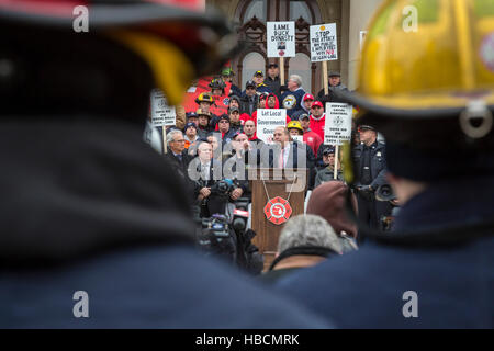 Au Michigan, aux États-Unis. 6 Décembre, 2016. Pompiers et policiers rally à la Michigan State Capitol pour protester contre des projets de loi à la Michigan sous contrôle républicain canard boiteux législature qui serait réduire l'état de santé des employés et des retraités. Pendant le rallye, l'Union européenne ont annoncé que les dirigeants avaient accepté de suspendre les projets jusqu'à la session législative de 2017. Crédit : Jim West/Alamy Live News Banque D'Images