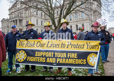 Au Michigan, aux États-Unis. 6 Décembre, 2016. Pompiers et policiers rally à la Michigan State Capitol pour protester contre des projets de loi à la Michigan sous contrôle républicain canard boiteux législature qui serait réduire l'état de santé des employés et des retraités. Pendant le rallye, l'Union européenne ont annoncé que les dirigeants avaient accepté de suspendre les projets jusqu'à la session législative de 2017. Crédit : Jim West/Alamy Live News Banque D'Images