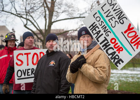 Au Michigan, aux États-Unis. 6 Décembre, 2016. Pompiers et policiers rally à la Michigan State Capitol pour protester contre des projets de loi à la Michigan sous contrôle républicain canard boiteux législature qui serait réduire l'état de santé des employés et des retraités. Pendant le rallye, l'Union européenne ont annoncé que les dirigeants avaient accepté de suspendre les projets jusqu'à la session législative de 2017. Crédit : Jim West/Alamy Live News Banque D'Images