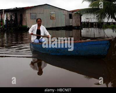 Congo El Mirador, Zulia, Venezuela. 24 Oct, 2005. Une femme, rangée dans son bateau, au Congo, au sud de Mirador Lac Maracaibo, où la chute de la foudre de Catatumbo au Venezuela est mieux apprécié © Juan Carlos Hernandez/ZUMA/Alamy Fil Live News Banque D'Images