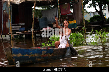 Congo El Mirador, Zulia, Venezuela. 23 Oct, 2005. Une femme, rangée dans son bateau, au Congo, au sud de Mirador Lac Maracaibo, où la chute de la foudre de Catatumbo au Venezuela est mieux apprécié © Juan Carlos Hernandez/ZUMA/Alamy Fil Live News Banque D'Images