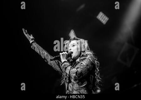 Le Minnesota, USA. 5 Décembre, 2016. Hailee Steinfeld en prestation au 101,3 KDWB's Jingle Ball 2016 présentée par Capital One à l'Xcel Energy Center. à St Paul, Minnesota. © l'accès Photo/Alamy Live News Banque D'Images