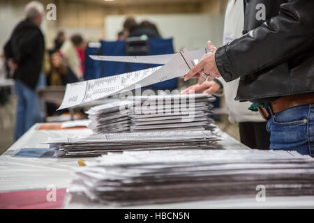 Au Michigan, aux États-Unis. 6 Décembre, 2016. Observé par les observateurs des candidats travailleurs, Ingham Comté (Michigan) recomptage des bulletins déposés dans l'élection présidentielle de 2016. Le dépouillement a été demandée par l'État candidat du Parti Vert Jill Stein. Crédit : Jim West/Alamy Live News Banque D'Images