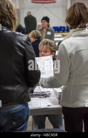 Au Michigan, aux États-Unis. 6 Décembre, 2016. Observé par les observateurs des candidats travailleurs, Ingham Comté (Michigan) recomptage des bulletins déposés dans l'élection présidentielle de 2016. Le dépouillement a été demandée par l'État candidat du Parti Vert Jill Stein. Crédit : Jim West/Alamy Live News Banque D'Images