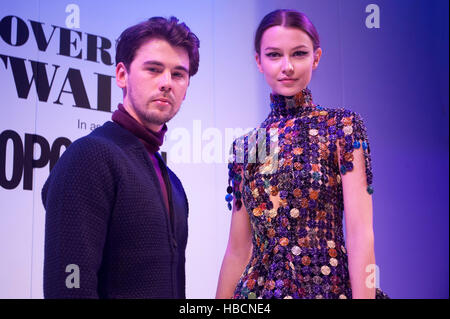 Fashion designer Rhys Ellis et modèle portant un de ses dosettes Nespresso robes, sur l'Olympus découvert Podium, sur le cinquième et dernier jour des vêtements Show, NEC, Birmingham, UK. L'exécution du 2 au 6 décembre 2016, avec l'habituel mélange passionnant de la mode, beauté, célébrités, la musique, et des experts de l'industrie, les vêtements show avait lieu pour la dernière fois à NEC. Après 27 années de succès à NEC, les vêtements Show déménagera à Liverpool en juillet 2017. 6e décembre 2016. Crédit : Antony l'ortie/Alamy Live News Banque D'Images