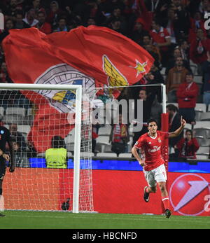 Lisbonne, Portugal. 6e Dec 2016. Raul Jimenez du Benfica fête marquant lors de la Ligue des Champions de football match du groupe B contre Napoli au stade de la Luz à Lisbonne, Portugal, le 6 décembre 2016. Benfica a perdu à Naples 1-2. © Zhang Liyun/Xinhua/Alamy Live News Banque D'Images