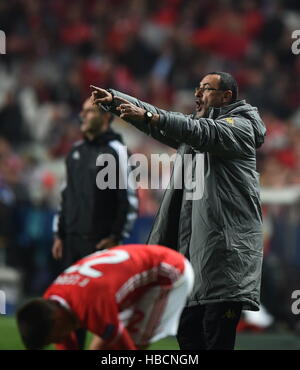 Lisbonne, Portugal. 6e Dec 2016. L'entraîneur du Napoli Maurizio Sarri gestes au cours de la Ligue des Champions de football match du groupe B contre Benfica au stade de la Luz à Lisbonne, Portugal, le 6 décembre 2016. Napoli a gagné 2-1. © Zhang Liyun/Xinhua/Alamy Live News Banque D'Images