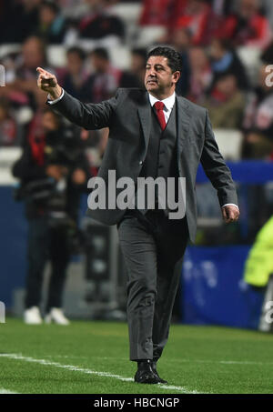 Lisbonne, Portugal. 6e Dec 2016. L'entraîneur de Benfica Rui Vitoria gestes au cours de la Ligue des Champions de football match du groupe B contre Napoli au stade de la Luz à Lisbonne, Portugal, le 6 décembre 2016. Benfica a perdu à Naples 1-2. © Zhang Liyun/Xinhua/Alamy Live News Banque D'Images