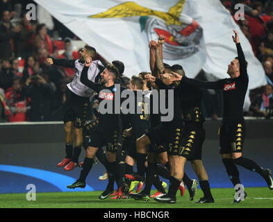 Lisbonne, Portugal. 6e Dec 2016. Napoli's players célèbrent leur victoire après la Ligue des Champions de football match du groupe B contre Benfica au stade de la Luz à Lisbonne, Portugal, le 6 décembre 2016. Napoli a gagné 2-1. © Zhang Liyun/Xinhua/Alamy Live News Banque D'Images