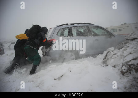 Cannon Ball, Dakota du Nord, USA. 6e Dec 2016. Les protecteurs de l'eau de pousser un véhicule en panne dans la neige profonde au Rosebud Camp pendant les premiers jours de l'hiver rigoureux au Standing Rock Indian Reservation. © Joel Angel Juarez/ZUMA/Alamy Fil Live News Banque D'Images