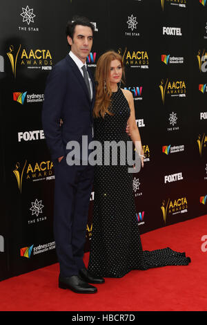 Sydney, Australie. 7 décembre 2016. Sur la photo : Sacha Baron Cohen et Isla Fisher. Des célébrités, des finalistes et les chiffres de l'industrie à la 6ème AACTA (Australian Academy of Cinema and Television Arts) Prix à l'étoile, Pyrmont pour célébrer l'excellence de l'écran. Credit : Crédit : Richard Milnes/Alamy Live News Banque D'Images