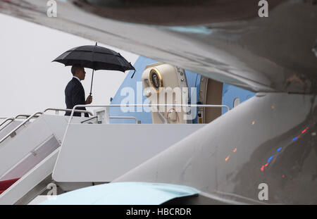 Joint Base Andrews, dans le Maryland, USA. 6e Dec 2016. Le président des États-Unis Barack Obama administration Air Force 1 pendant qu'il part pour une journée à Tampa, Floride, à Joint Base Andrews (Maryland) le 6 décembre 2016. Dpa : Crédit photo alliance/Alamy Live News Banque D'Images