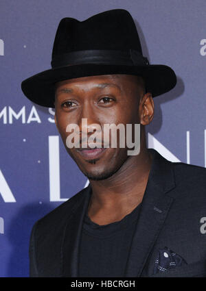 Westwood, CA, USA. 6e Dec 2016. 06 Décembre 2016 - Westwood, Californie. Mahershala Ali. Première mondiale de la Liongate ''La La Land'' qui a eu lieu au Mann Village Theatre. Crédit photo : Birdie Thompson/AdMedia Crédit : Birdie Thompson/AdMedia/ZUMA/Alamy Fil Live News Banque D'Images