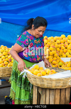 Femme guatémaltèque vend des fruits au marché de Chichicastenango. Ce marché est le plus coloré d'Amérique centrale Banque D'Images