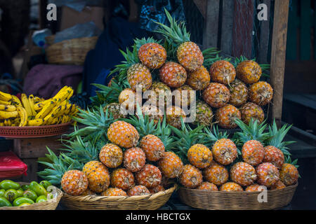 Pile de l'ananas dans un marché de fruits à Antigua Guatemala Banque D'Images