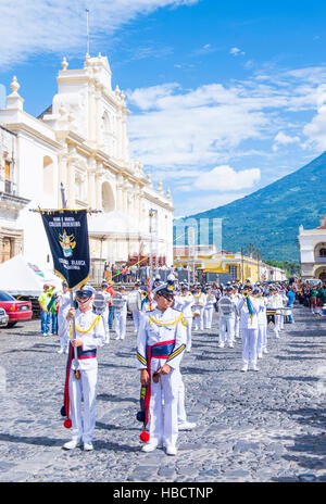 Le Saint Patron de l'Antigua procession annuelle à Antigua Guatemala. Chaque année, le tour d'Antigua pour honorer son propre patron Saint James. Banque D'Images