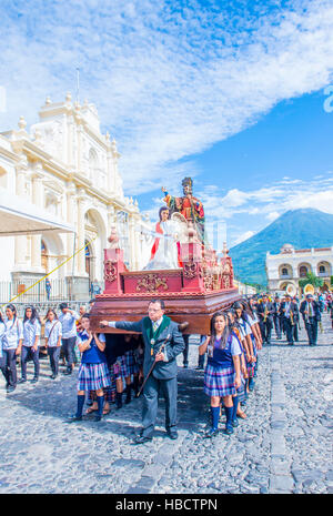 Le Saint Patron de l'Antigua procession annuelle à Antigua Guatemala. Chaque année, le tour d'Antigua pour honorer son propre patron Saint James. Banque D'Images