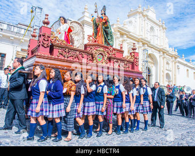 Le Saint Patron de l'Antigua procession annuelle à Antigua Guatemala. Chaque année, le tour d'Antigua pour honorer son propre patron Saint James. Banque D'Images