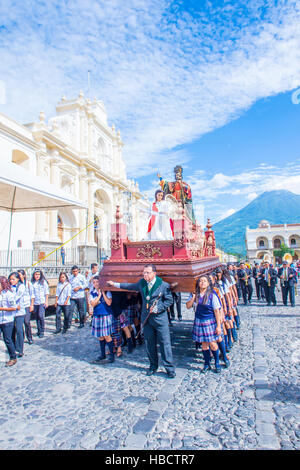 Le Saint Patron de l'Antigua procession annuelle à Antigua Guatemala. Chaque année, le tour d'Antigua pour honorer son propre patron Saint James. Banque D'Images