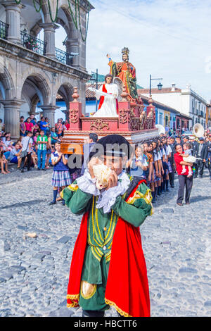 Le Saint Patron de l'Antigua procession annuelle à Antigua Guatemala. Chaque année, le tour d'Antigua pour honorer son propre patron Saint James. Banque D'Images