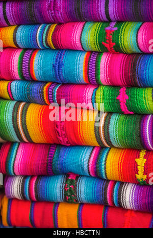 Couvertures maya créations textiles sur le marché de Chichicastenango au Guatemala Banque D'Images