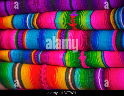 Couvertures maya créations textiles sur le marché de Chichicastenango au Guatemala Banque D'Images