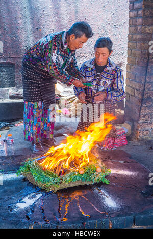 Les Guatémaltèques prennent part à une cérémonie maya traditionnel à Chichicastenango, Guatemala Banque D'Images