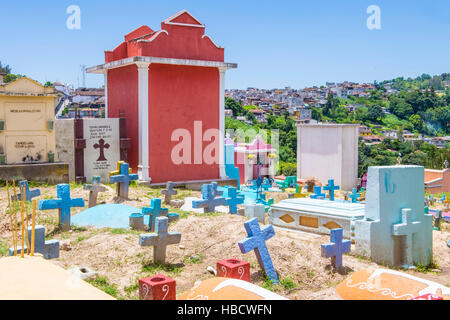 Cimetière coloré à Chichicastenango Guatemala au Guatemala. membres de la famille la pierre tombale de peinture afin d'honorer les morts Banque D'Images