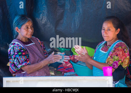 Les femmes du Guatemala faire des tortillas au marché de Chichicastenango. Ce marché est le plus coloré d'Amérique centrale Banque D'Images