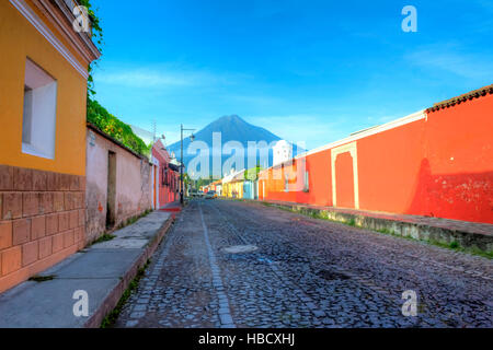 Vue sur la rue d'Antigua Guatemala. La ville historique Antigua est classé au Patrimoine Mondial de l'UNESCO depuis 1979. Banque D'Images
