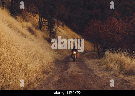 Man riding motorbike au crépuscule, Sequoia National Park, California, USA Banque D'Images