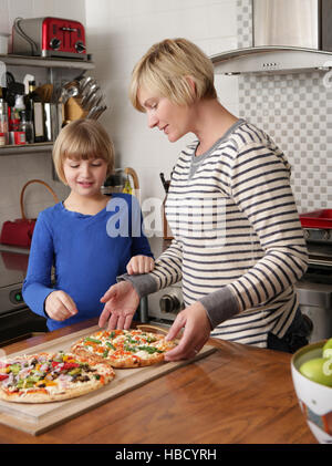 Mère et fille de préparer un repas dans la cuisine Banque D'Images