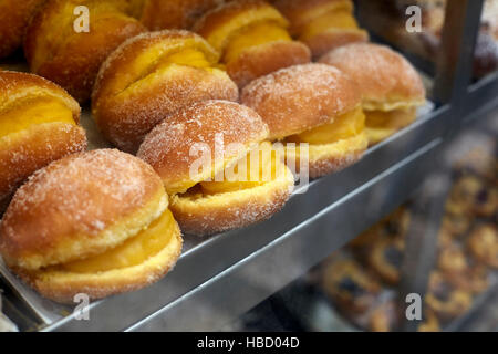 Rangées de Bola de Berlim (Portugais donut) sur le bac, Lisbonne, Portugal Banque D'Images