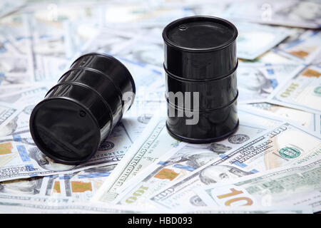 Des barils de pétrole sur le dollar US background Banque D'Images